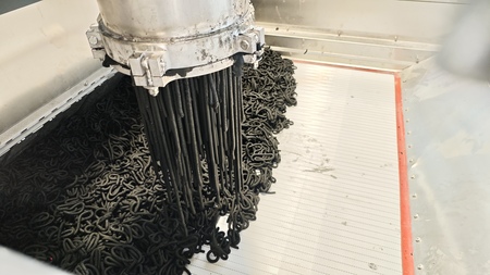 Prikaz nanosa mokrega blata na sušilni trak v procesu sušenja